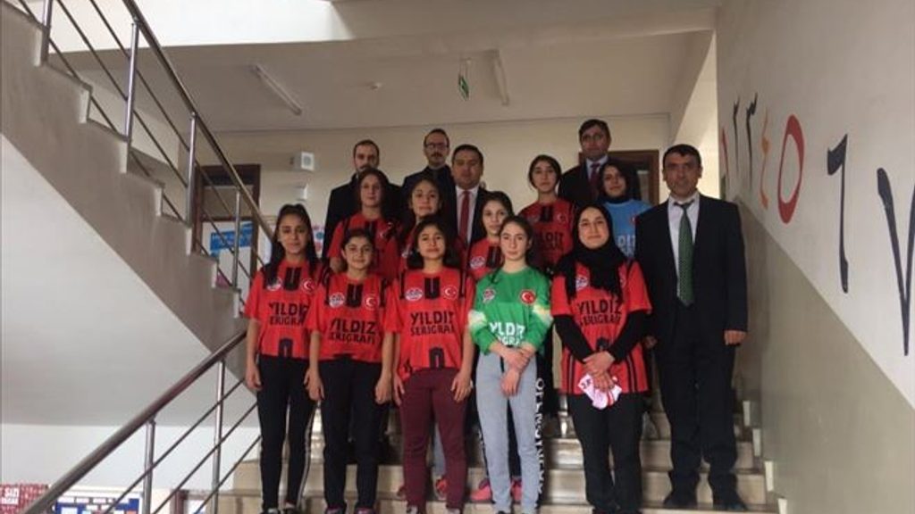 Çıldır Çok Programlı Anadolu Lisesi kız futsal takımı, Yıldız Serigrafi formalarıyla okul merdiveninde
