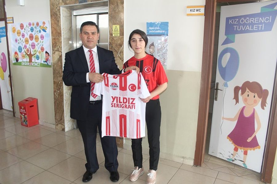 Kaymakam Bedirhan İmamoğlu, Yıldız Serigrafi baskılı formayı takım kaptanına takdim ediyor